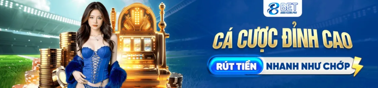Bàn Baccarat trực tuyến với các lá bài và chip cược